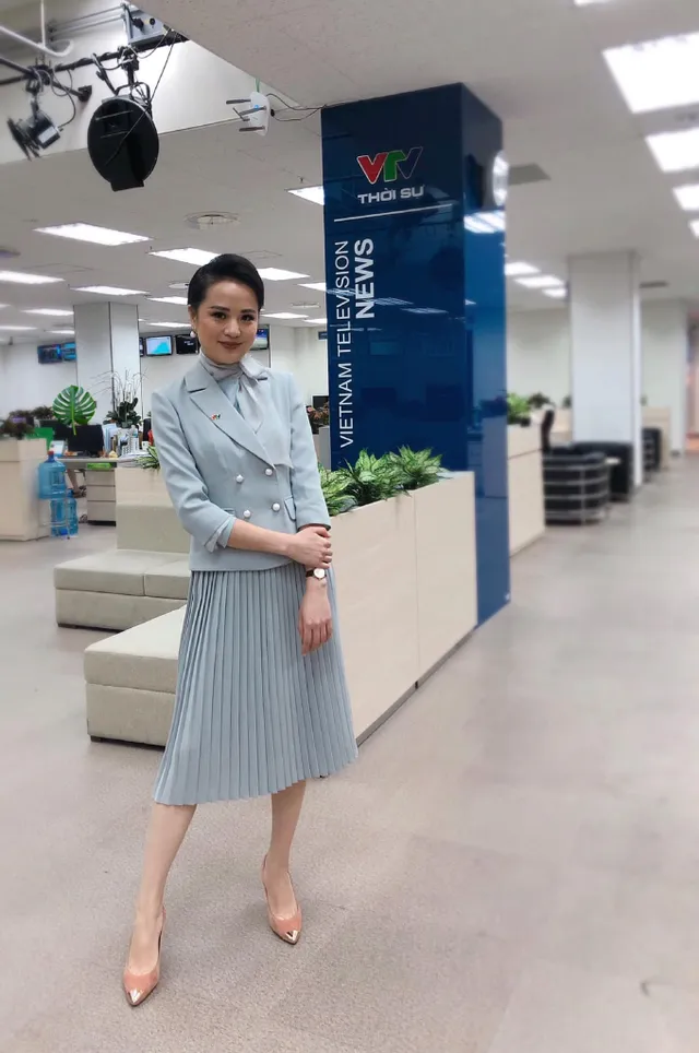Nữ BTV Thời sự 19h biến hóa với gu thời trang sành điệu, tinh tế - Ảnh 10. Nữ BTV Thời sự 19h biến hóa với gu thời trang sành điệu, tinh tế - Ảnh 10.