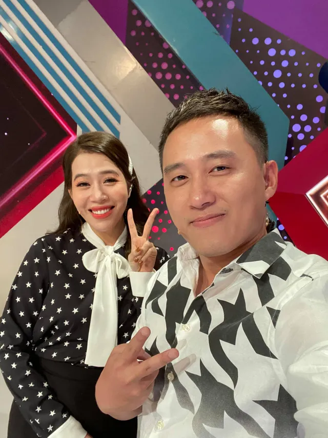 Loạt ảnh hậu trường dễ thương của cặp MC Đường lên đỉnh Olympia - Ảnh 9. Loạt ảnh hậu trường dễ thương của cặp MC Đường lên đỉnh Olympia - Ảnh 9.