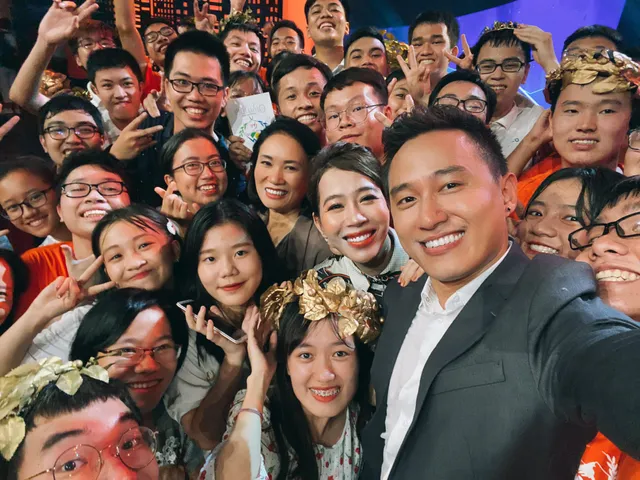 Loạt ảnh hậu trường dễ thương của cặp MC Đường lên đỉnh Olympia - Ảnh 7. Loạt ảnh hậu trường dễ thương của cặp MC Đường lên đỉnh Olympia - Ảnh 7.