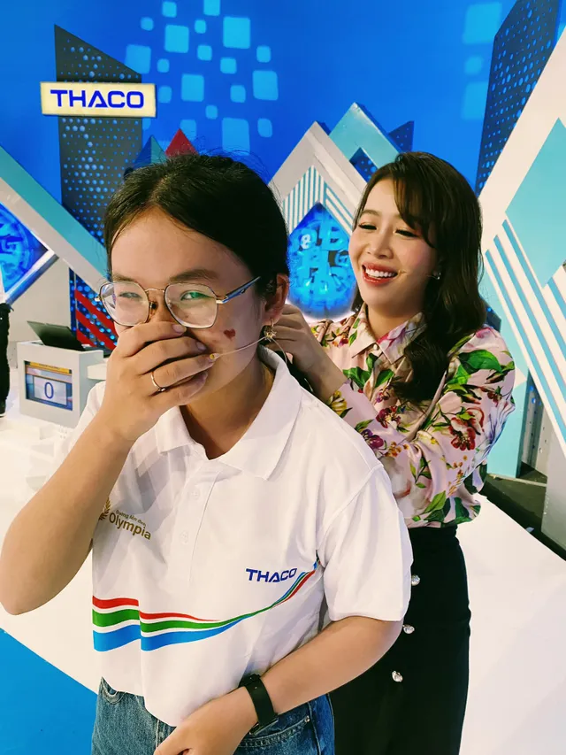 Loạt ảnh hậu trường dễ thương của cặp MC Đường lên đỉnh Olympia - Ảnh 5. Loạt ảnh hậu trường dễ thương của cặp MC Đường lên đỉnh Olympia - Ảnh 5.