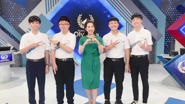 Loạt ảnh hậu trường dễ thương của cặp MC Đường lên đỉnh Olympia - Ảnh 15. Loạt ảnh hậu trường dễ thương của cặp MC Đường lên đỉnh Olympia - Ảnh 15.