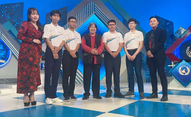 Loạt ảnh hậu trường dễ thương của cặp MC Đường lên đỉnh Olympia - Ảnh 12. Loạt ảnh hậu trường dễ thương của cặp MC Đường lên đỉnh Olympia - Ảnh 12.