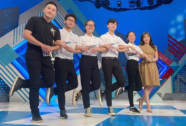 Loạt ảnh hậu trường dễ thương của cặp MC Đường lên đỉnh Olympia - Ảnh 1. Loạt ảnh hậu trường dễ thương của cặp MC Đường lên đỉnh Olympia - Ảnh 1.