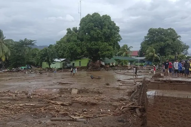 Lũ lụt và lở đất ở Indonesia khiến hàng chục người thiệt mạng và mất tích - Ảnh 1. Lũ lụt và lở đất ở Indonesia khiến hàng chục người thiệt mạng và mất tích - Ảnh 1.