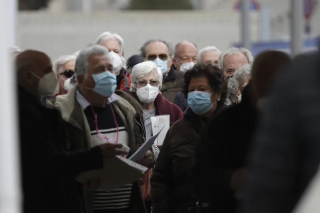 Bất bình quanh chuyện người trẻ ở Italy được tiêm vaccine trước - Ảnh 1. Bất bình quanh chuyện người trẻ ở Italy được tiêm vaccine trước - Ảnh 1.