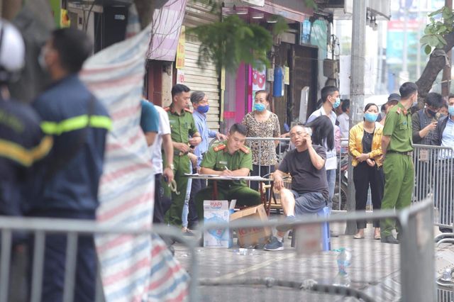 Vụ cháy ở phố Tôn Đức Thắng: Cả 4 người trong gia đình tử vong, nguyên nhân do chập điện - Ảnh 2.