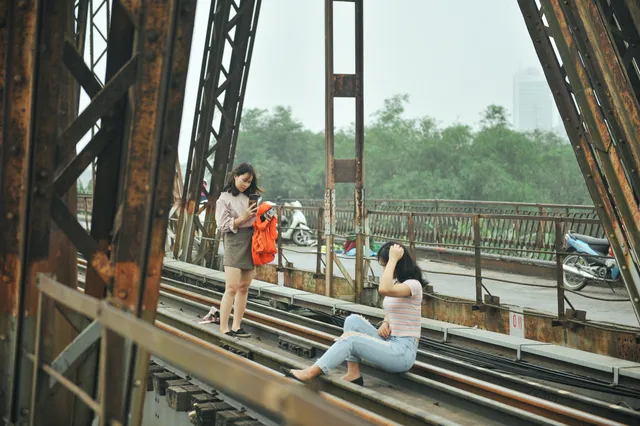 Vượt rào, chụp ảnh trên đường ray cầu Long Biên: Đổi nguy hiểm thật để lấy tấm hình sống ảo liệu có đáng? - Ảnh 7. Vượt rào, chụp ảnh trên đường ray cầu Long Biên: Đổi nguy hiểm thật để lấy tấm hình sống ảo liệu có đáng? - Ảnh 7.