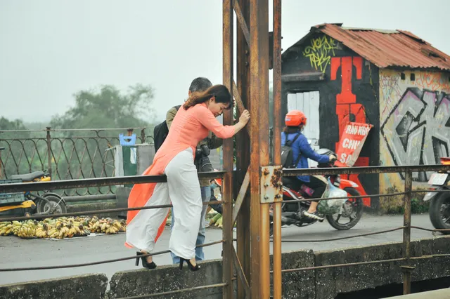 Vượt rào, chụp ảnh trên đường ray cầu Long Biên: Đổi nguy hiểm thật để lấy tấm hình sống ảo liệu có đáng? - Ảnh 3. Vượt rào, chụp ảnh trên đường ray cầu Long Biên: Đổi nguy hiểm thật để lấy tấm hình sống ảo liệu có đáng? - Ảnh 3.