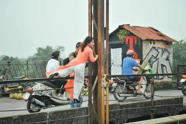 Vượt rào, chụp ảnh trên đường ray cầu Long Biên: Đổi nguy hiểm thật để lấy tấm hình sống ảo liệu có đáng? - Ảnh 4. Vượt rào, chụp ảnh trên đường ray cầu Long Biên: Đổi nguy hiểm thật để lấy tấm hình sống ảo liệu có đáng? - Ảnh 4.