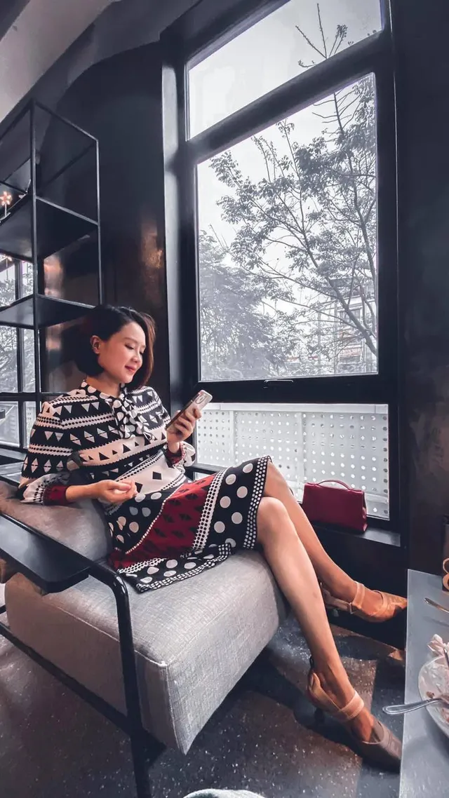 Hướng dương ngược nắng: Ngắm loạt set đồ mới đủ phong cách của Châu (Hồng Diễm) trong phần 2 - Ảnh 21. Hướng dương ngược nắng: Ngắm loạt set đồ mới đủ phong cách của Châu (Hồng Diễm) trong phần 2 - Ảnh 21.