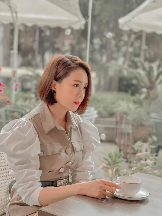 Hướng dương ngược nắng: Ngắm loạt set đồ mới đủ phong cách của Châu (Hồng Diễm) trong phần 2 - Ảnh 18. Hướng dương ngược nắng: Ngắm loạt set đồ mới đủ phong cách của Châu (Hồng Diễm) trong phần 2 - Ảnh 18.