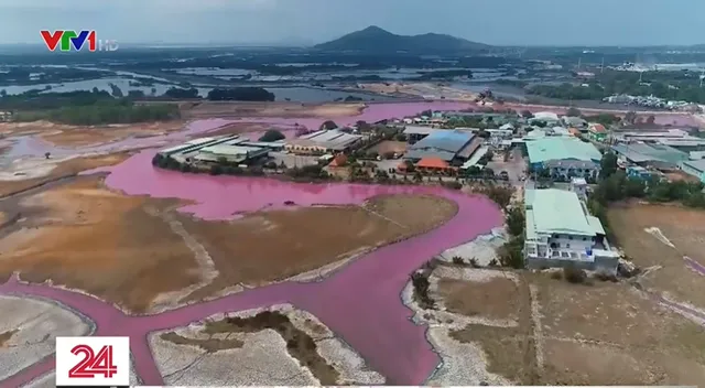 Nhiều hộ nuôi cá mất ăn mất ngủ vì lo nước cống rò rỉ làm ô nhiễm nguồn nước - Ảnh 1.