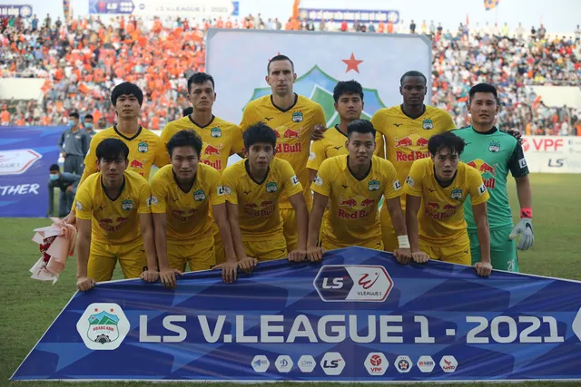 ẢNH: Hoàng Anh Gia Lai vượt qua SHB Đà Nẵng ngay tại Hoà Xuân, giành lại ngôi đầu V.League 2021 - Ảnh 2. ẢNH: Hoàng Anh Gia Lai vượt qua SHB Đà Nẵng ngay tại Hoà Xuân, giành lại ngôi đầu V.League 2021 - Ảnh 2.