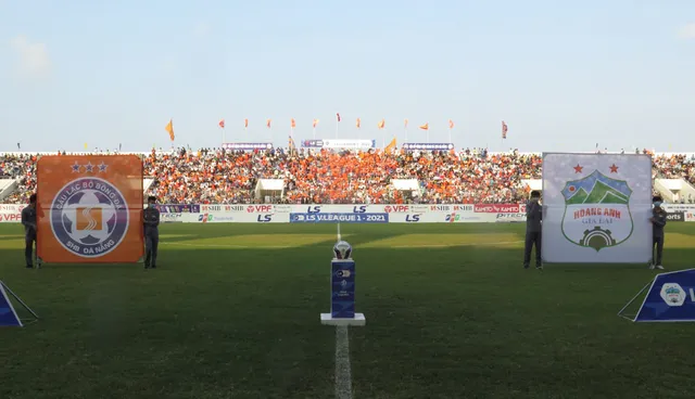 ẢNH: Hoàng Anh Gia Lai vượt qua SHB Đà Nẵng ngay tại Hoà Xuân, giành lại ngôi đầu V.League 2021 - Ảnh 5. ẢNH: Hoàng Anh Gia Lai vượt qua SHB Đà Nẵng ngay tại Hoà Xuân, giành lại ngôi đầu V.League 2021 - Ảnh 5.