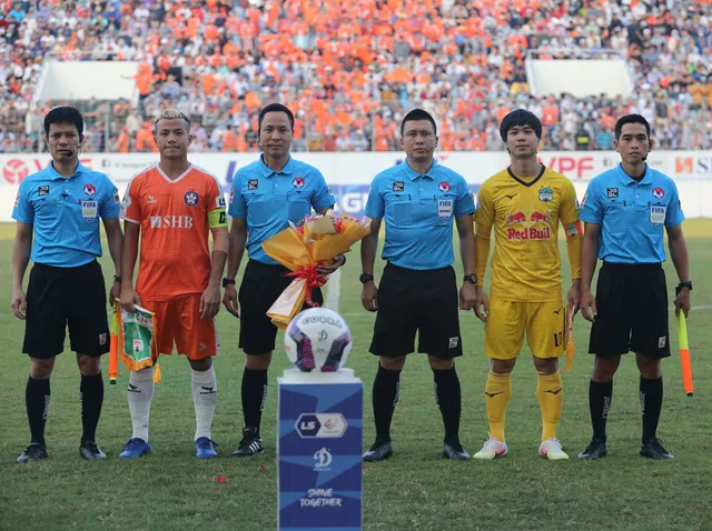 ẢNH: Hoàng Anh Gia Lai vượt qua SHB Đà Nẵng ngay tại Hoà Xuân, giành lại ngôi đầu V.League 2021 - Ảnh 4. ẢNH: Hoàng Anh Gia Lai vượt qua SHB Đà Nẵng ngay tại Hoà Xuân, giành lại ngôi đầu V.League 2021 - Ảnh 4.