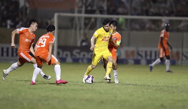 ẢNH: Hoàng Anh Gia Lai vượt qua SHB Đà Nẵng ngay tại Hoà Xuân, giành lại ngôi đầu V.League 2021 - Ảnh 12. ẢNH: Hoàng Anh Gia Lai vượt qua SHB Đà Nẵng ngay tại Hoà Xuân, giành lại ngôi đầu V.League 2021 - Ảnh 12.