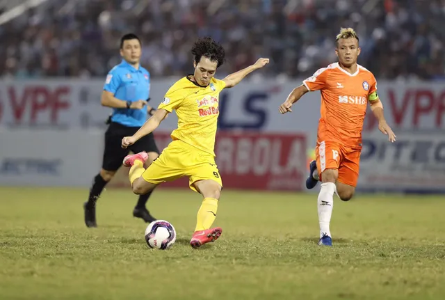 ẢNH: Hoàng Anh Gia Lai vượt qua SHB Đà Nẵng ngay tại Hoà Xuân, giành lại ngôi đầu V.League 2021 - Ảnh 8. ẢNH: Hoàng Anh Gia Lai vượt qua SHB Đà Nẵng ngay tại Hoà Xuân, giành lại ngôi đầu V.League 2021 - Ảnh 8.