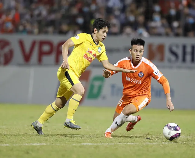ẢNH: Hoàng Anh Gia Lai vượt qua SHB Đà Nẵng ngay tại Hoà Xuân, giành lại ngôi đầu V.League 2021 - Ảnh 7. ẢNH: Hoàng Anh Gia Lai vượt qua SHB Đà Nẵng ngay tại Hoà Xuân, giành lại ngôi đầu V.League 2021 - Ảnh 7.