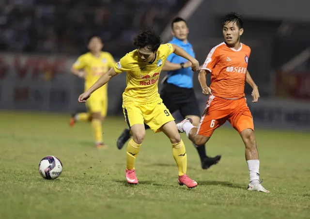 ẢNH: Hoàng Anh Gia Lai vượt qua SHB Đà Nẵng ngay tại Hoà Xuân, giành lại ngôi đầu V.League 2021 - Ảnh 10. ẢNH: Hoàng Anh Gia Lai vượt qua SHB Đà Nẵng ngay tại Hoà Xuân, giành lại ngôi đầu V.League 2021 - Ảnh 10.