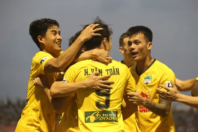 ẢNH: Hoàng Anh Gia Lai vượt qua SHB Đà Nẵng ngay tại Hoà Xuân, giành lại ngôi đầu V.League 2021 - Ảnh 9. ẢNH: Hoàng Anh Gia Lai vượt qua SHB Đà Nẵng ngay tại Hoà Xuân, giành lại ngôi đầu V.League 2021 - Ảnh 9.