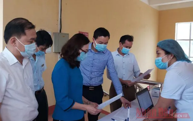 
Medical staff in Yen Bai Province check the medical reporting in Yen Binh District. (Photo: ND)O/Thanh Son)
