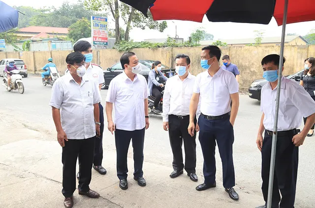 
Hanoi authorities inspect the COVID-19 prevention and control work in Dong Anh district on April 30, 2021. (Photo: NDO/Viet Anh)

