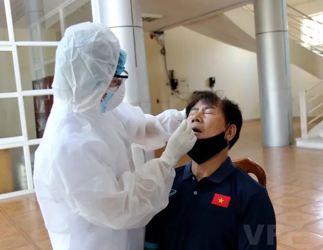ĐT U22 Việt Nam hội quân trở lại, lấy mẫu xét nghiệm COVID-19 - Ảnh 2.