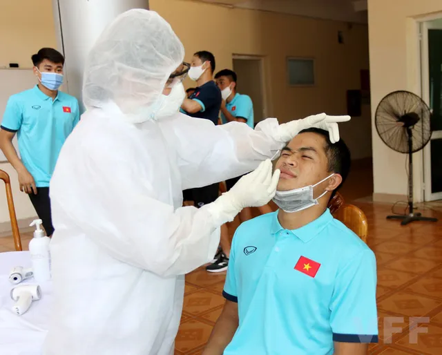 ĐT U22 Việt Nam hội quân trở lại, lấy mẫu xét nghiệm COVID-19 - Ảnh 1.