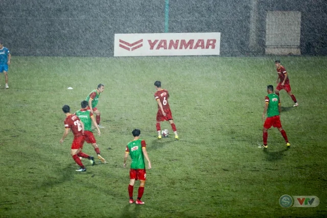 ĐT Việt Nam tập luyện dưới trời mưa lớn tại Hà Nội - Ảnh 16. ĐT Việt Nam tập luyện dưới trời mưa lớn tại Hà Nội - Ảnh 16.