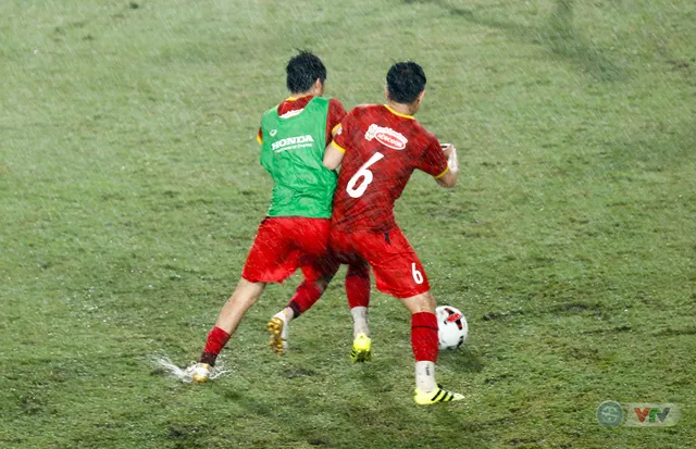ĐT Việt Nam tập luyện dưới trời mưa lớn tại Hà Nội - Ảnh 15. ĐT Việt Nam tập luyện dưới trời mưa lớn tại Hà Nội - Ảnh 15.