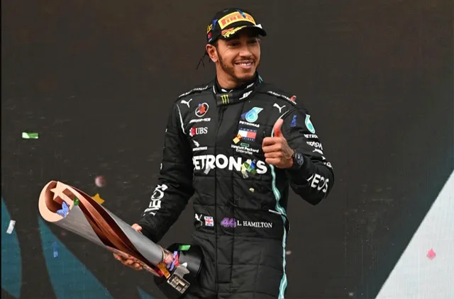 Lewis Hamilton sẵn sàng đàm phán gia hạn hợp đồng với Mercedes - Ảnh 1.