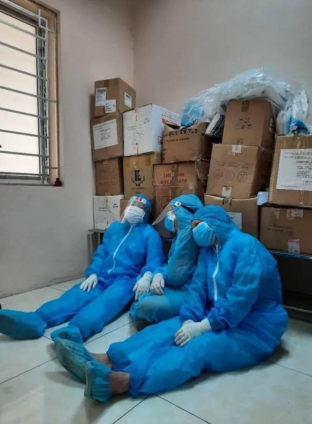 Rơi nước mắt hình ảnh nhân viên y tế kiệt sức khi vượt nắng, băng đêm truy tìm COVID-19 - Ảnh 7. Rơi nước mắt hình ảnh nhân viên y tế kiệt sức khi vượt nắng, băng đêm truy tìm COVID-19 - Ảnh 7.
