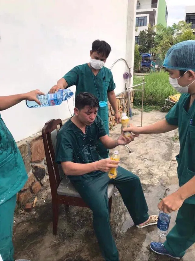 Rơi nước mắt hình ảnh nhân viên y tế kiệt sức khi vượt nắng, băng đêm truy tìm COVID-19 - Ảnh 11. Rơi nước mắt hình ảnh nhân viên y tế kiệt sức khi vượt nắng, băng đêm truy tìm COVID-19 - Ảnh 11.