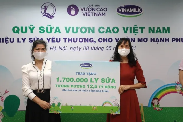 Vinamilk và Quỹ sữa Vươn cao Việt Nam 2021 trao tặng 1,7 triệu ly sữa hỗ trợ trẻ em khó khăn - Ảnh 1.