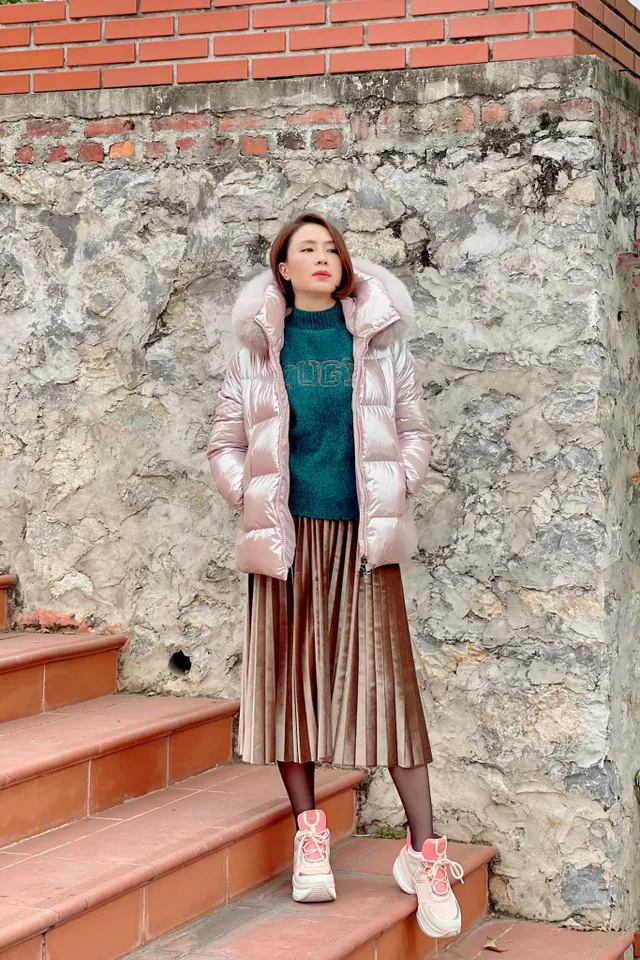 Hướng dương ngược nắng: Ngắm loạt set đồ mới đủ phong cách của Châu (Hồng Diễm) trong phần 2 - Ảnh 7. Hướng dương ngược nắng: Ngắm loạt set đồ mới đủ phong cách của Châu (Hồng Diễm) trong phần 2 - Ảnh 7.
