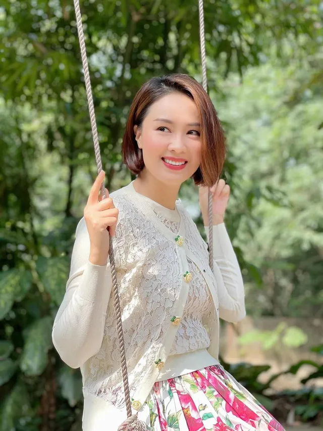 Hướng dương ngược nắng: Ngắm loạt set đồ mới đủ phong cách của Châu (Hồng Diễm) trong phần 2 - Ảnh 11. Hướng dương ngược nắng: Ngắm loạt set đồ mới đủ phong cách của Châu (Hồng Diễm) trong phần 2 - Ảnh 11.