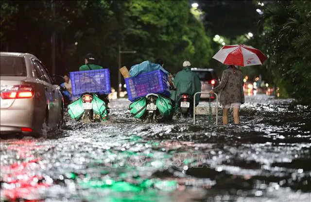 Hà Nội và nhiều khu vực ngày nắng nóng, chiều tối mưa dông, có khả năng lốc sét - Ảnh 1.