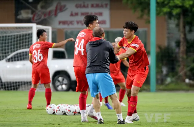 ĐT Việt Nam tập kín phòng COVID-19, tăng cường bài tập chiến thuật - Ảnh 4. ĐT Việt Nam tập kín phòng COVID-19, tăng cường bài tập chiến thuật - Ảnh 4.