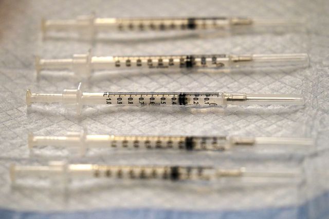 Điểm tuần quốc tế: Cuộc đua cung cấp vaccine COVID-19 cho thế giới có thể mới chỉ bắt đầu - Ảnh 2.