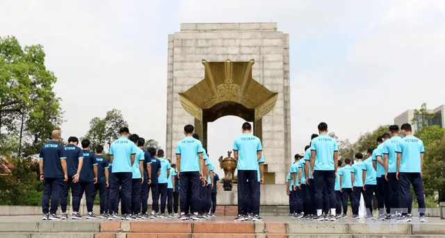 ĐT Việt Nam dâng hương tại Đài tưởng niệm các Anh hùng liệt sĩ tượng đài Bắc Sơn - Ảnh 4.