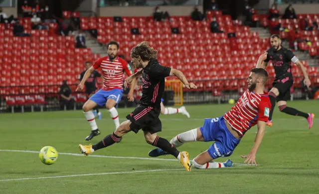 Thắng dễ Granada, Real Madrid áp sát ngôi đầu La Liga - Ảnh 1.