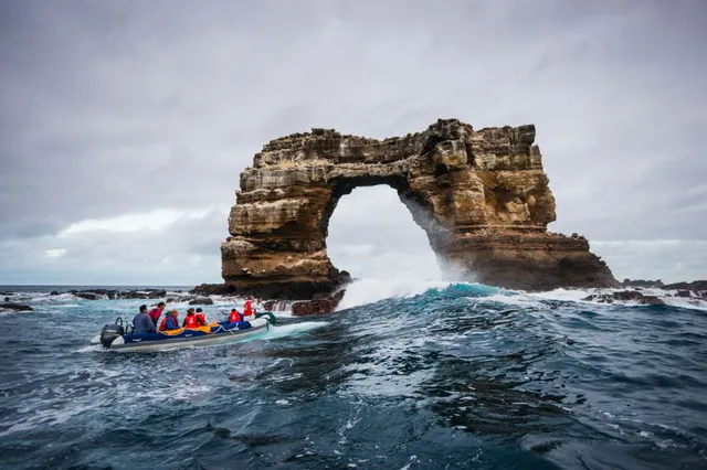 Vòm đá tự nhiên Darwins Arch nổi tiếng đã sụp đổ - Ảnh 1.