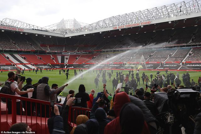 CĐV náo loạn sân Old Trafford, đại chiến MU - Liverpool nguy cơ bị hoãn - Ảnh 9.