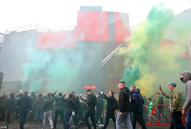 CĐV náo loạn sân Old Trafford, đại chiến MU - Liverpool nguy cơ bị hoãn - Ảnh 8.