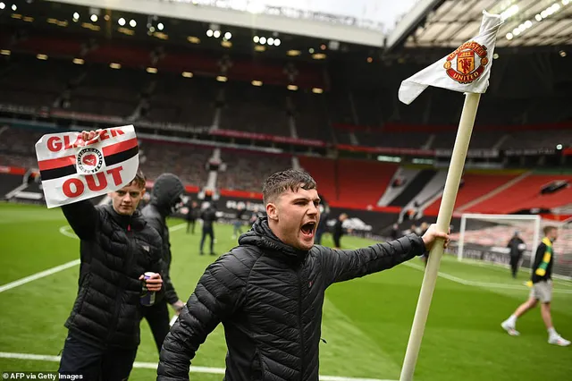 CĐV náo loạn sân Old Trafford, đại chiến MU - Liverpool nguy cơ bị hoãn - Ảnh 6.