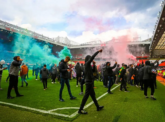 CĐV náo loạn sân Old Trafford, đại chiến MU - Liverpool nguy cơ bị hoãn - Ảnh 3.