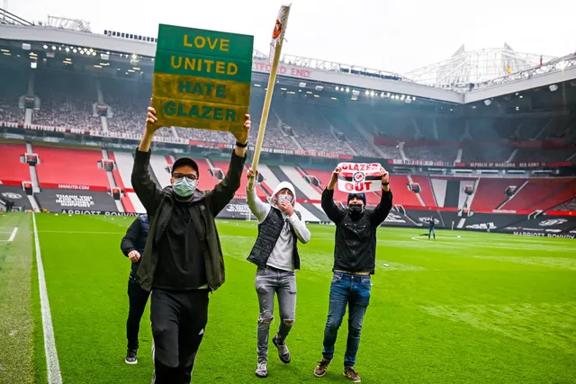 CĐV náo loạn sân Old Trafford, đại chiến MU - Liverpool nguy cơ bị hoãn - Ảnh 2.