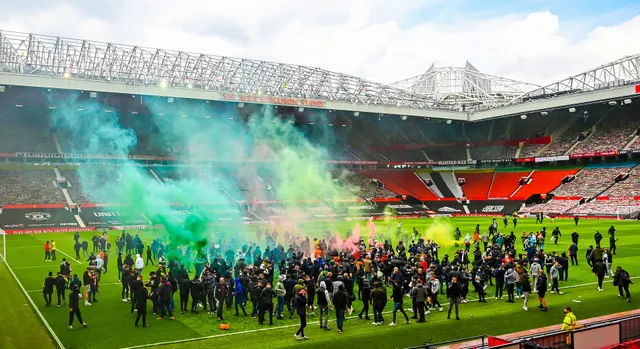 CĐV náo loạn sân Old Trafford, đại chiến MU - Liverpool nguy cơ bị hoãn - Ảnh 1.