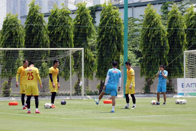 HLV Park Hang Seo nhồi thể lực và rèn sút phạt cho ĐT Việt Nam - Ảnh 5. HLV Park Hang Seo nhồi thể lực và rèn sút phạt cho ĐT Việt Nam - Ảnh 5.