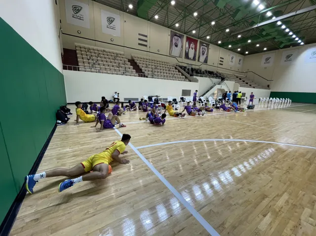 ĐT Futsal Việt Nam làm quen sân thi đấu, sẵn sàng cho 2 lượt trận play-off tranh vé dự World Cup - Ảnh 3.